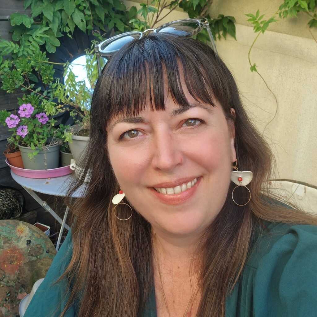 Créatrice de bijoux artisanaux et personnalisés en Occitanie, Gard, St-Quentin-La-Poterie. Gérante de la galerie d'art Label LN.