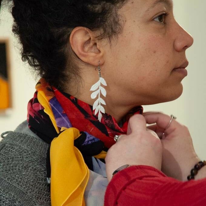 Foulard Fleurs Fragiles cadre jaune