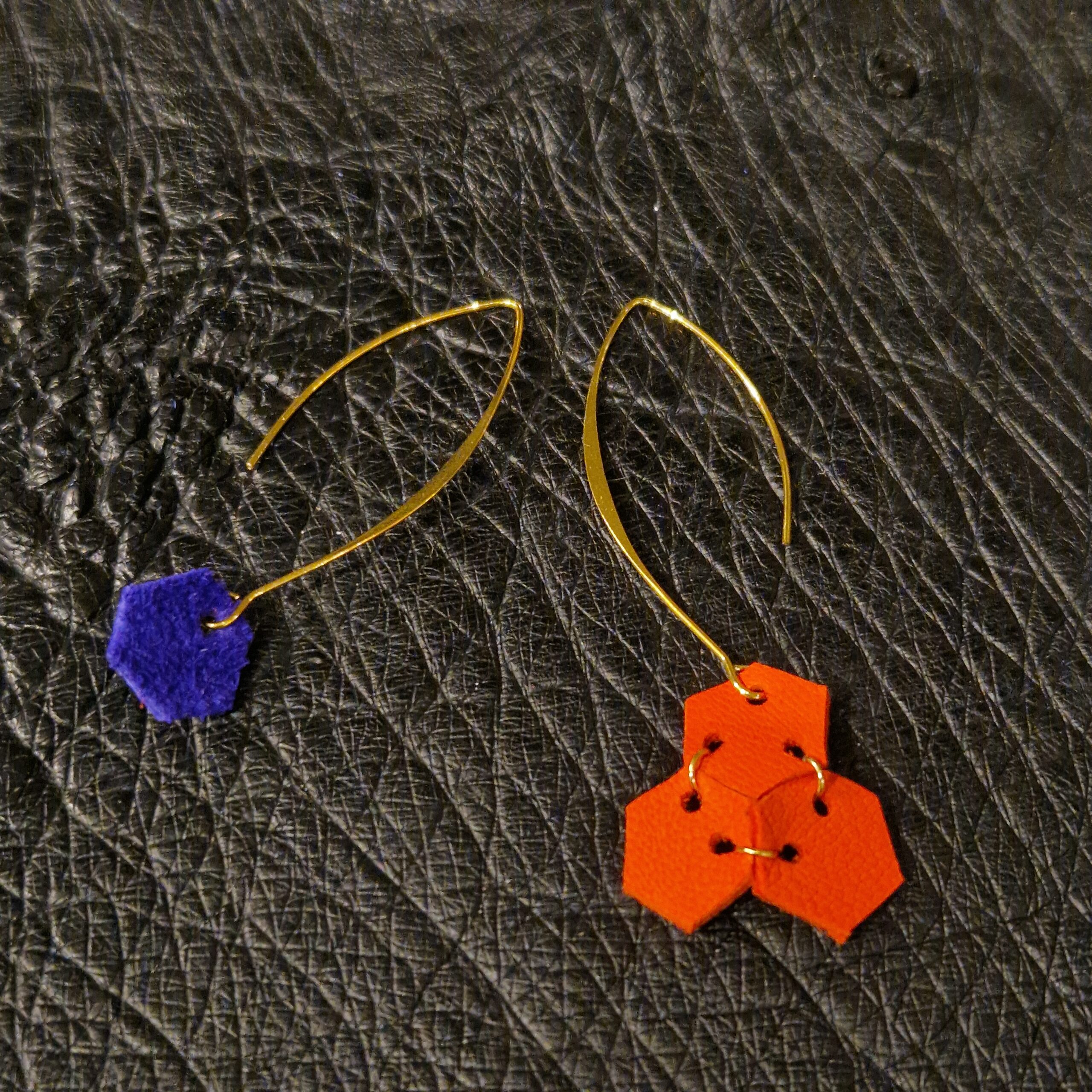 Boucle d’oreilles en cuir, création artisanale en occitanie. Bicolores et asymétriques. Bijoux personnalisés.