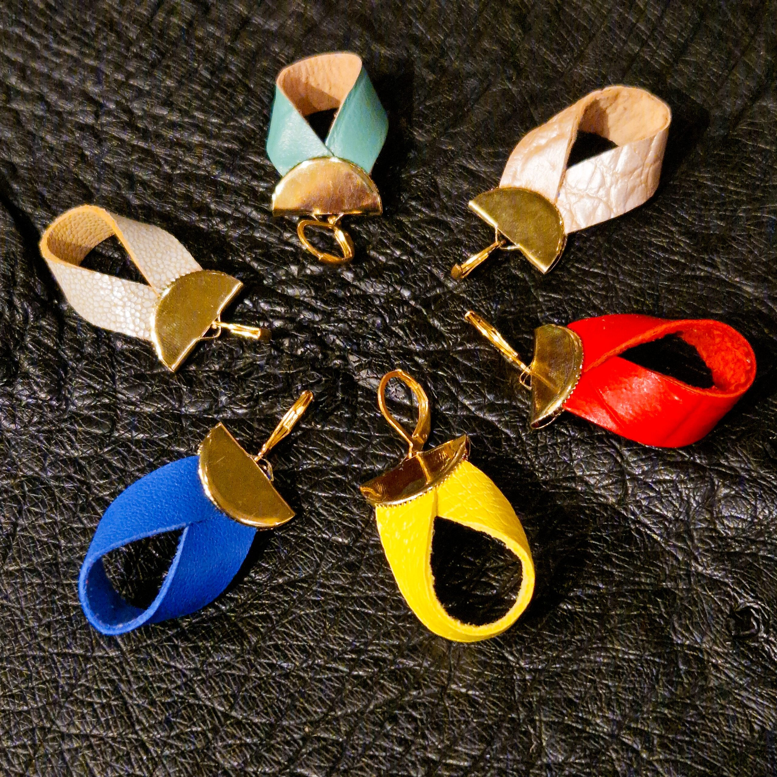 boucles d&rsquo;oreilles boucles en cuir