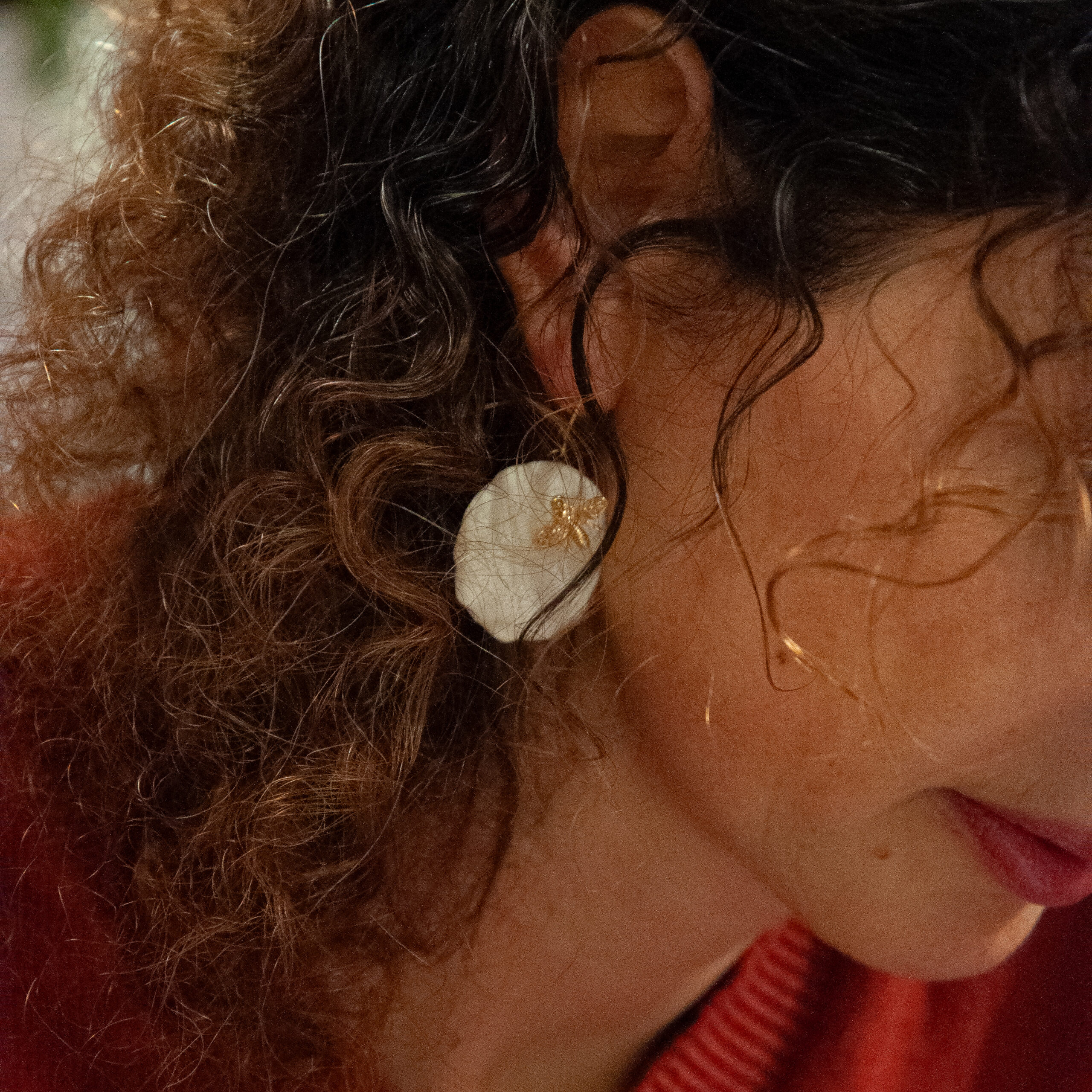 Boucles d&rsquo;oreilles l&rsquo;abeille butine