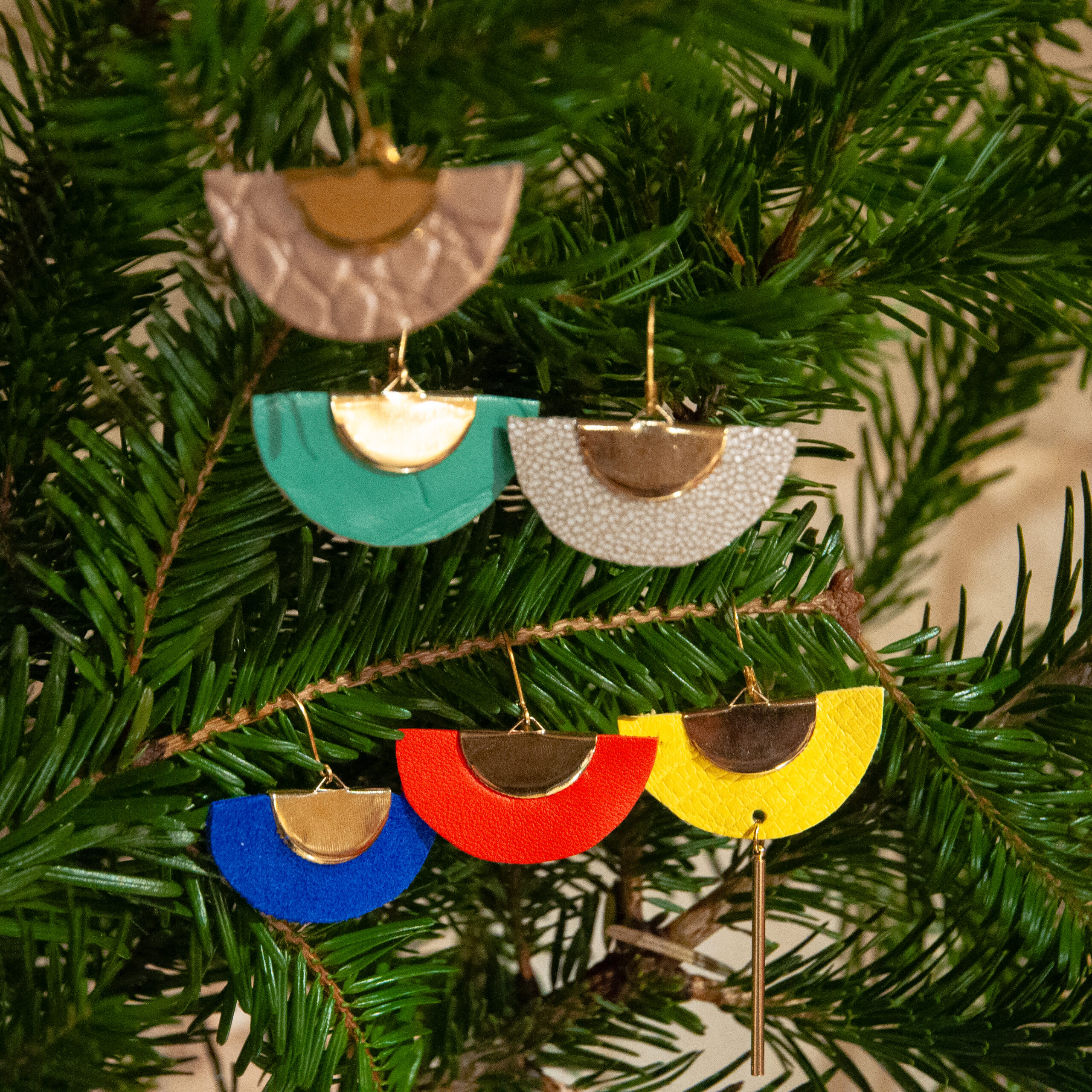 Boucle d’oreilles en en porcelaine, création artisanale en occitanie. Idéale pour un bijou de mariage