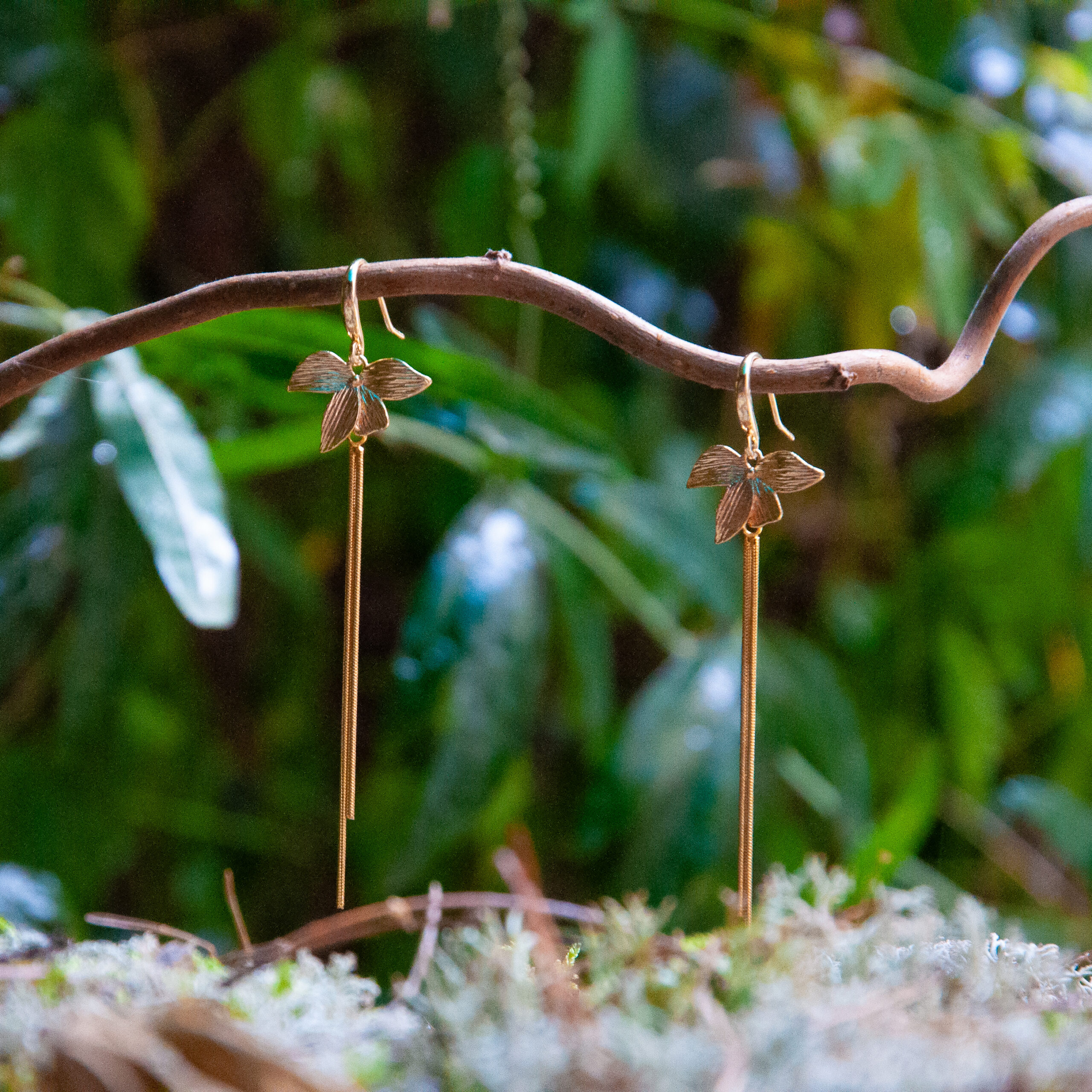 Boucles d&rsquo;oreilles orchidées dorées