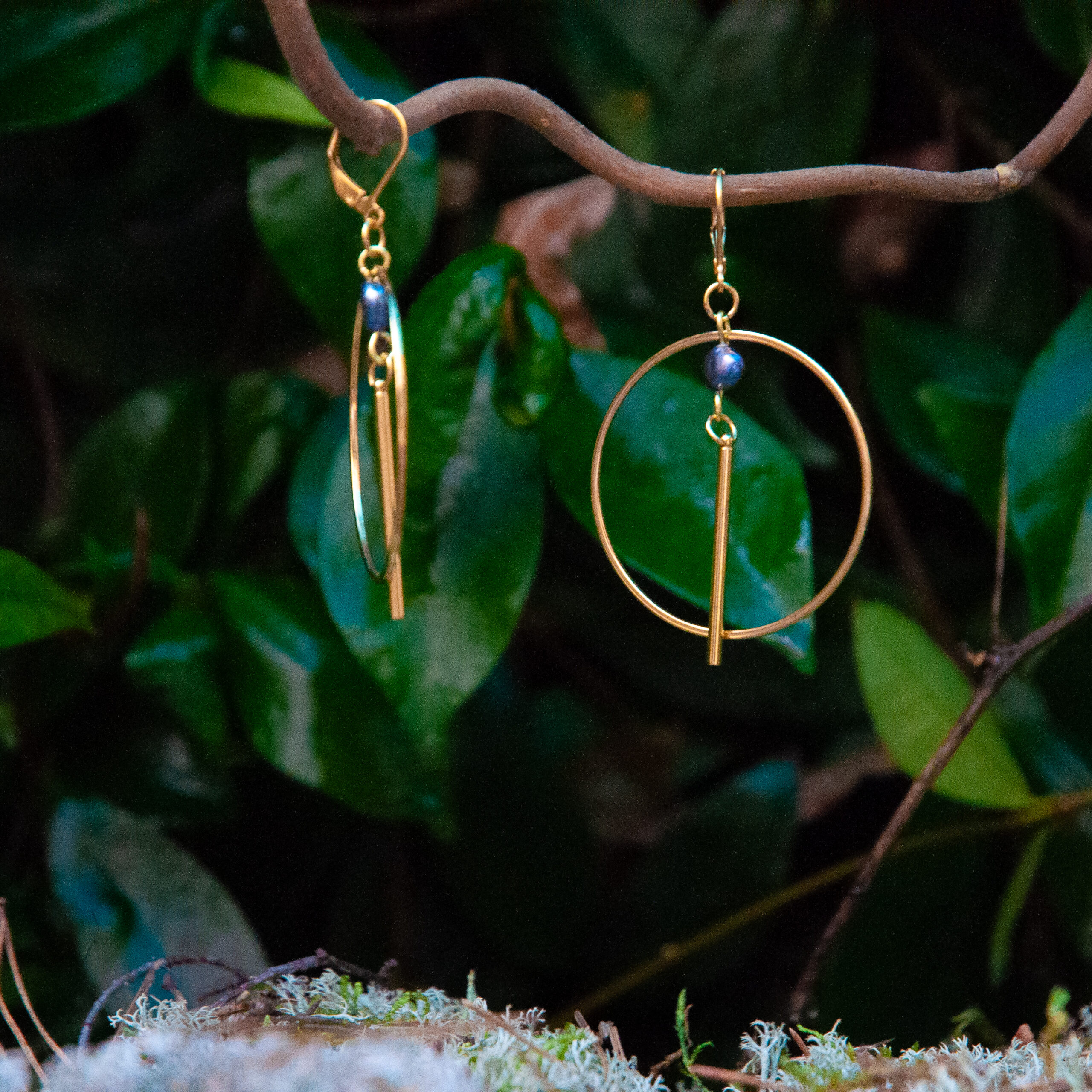 Créoles dorées, création artisanale en occitanie. Mode éthique. Perles d’eau douce, chic