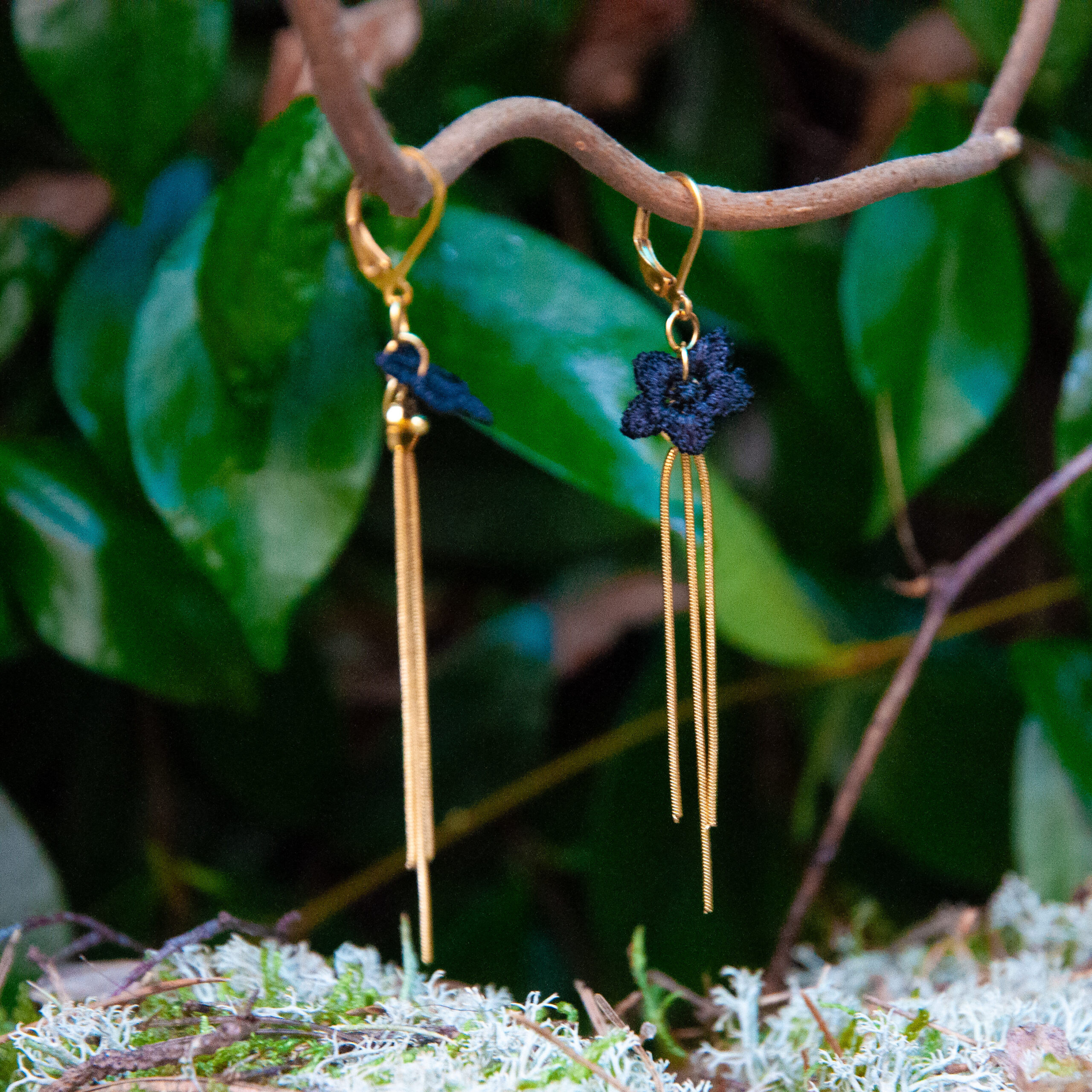 Boucle d’oreilles en dentelles, création artisanale en occitanie. Rock and roll.