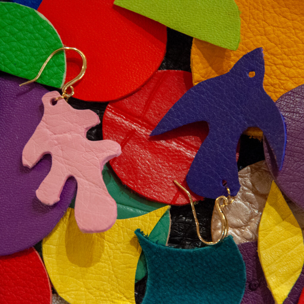 Boucle d’oreilles en cuir, création artisanale en occitanie. Bicolore et asymetrique. Henri-Matisse. Fauve