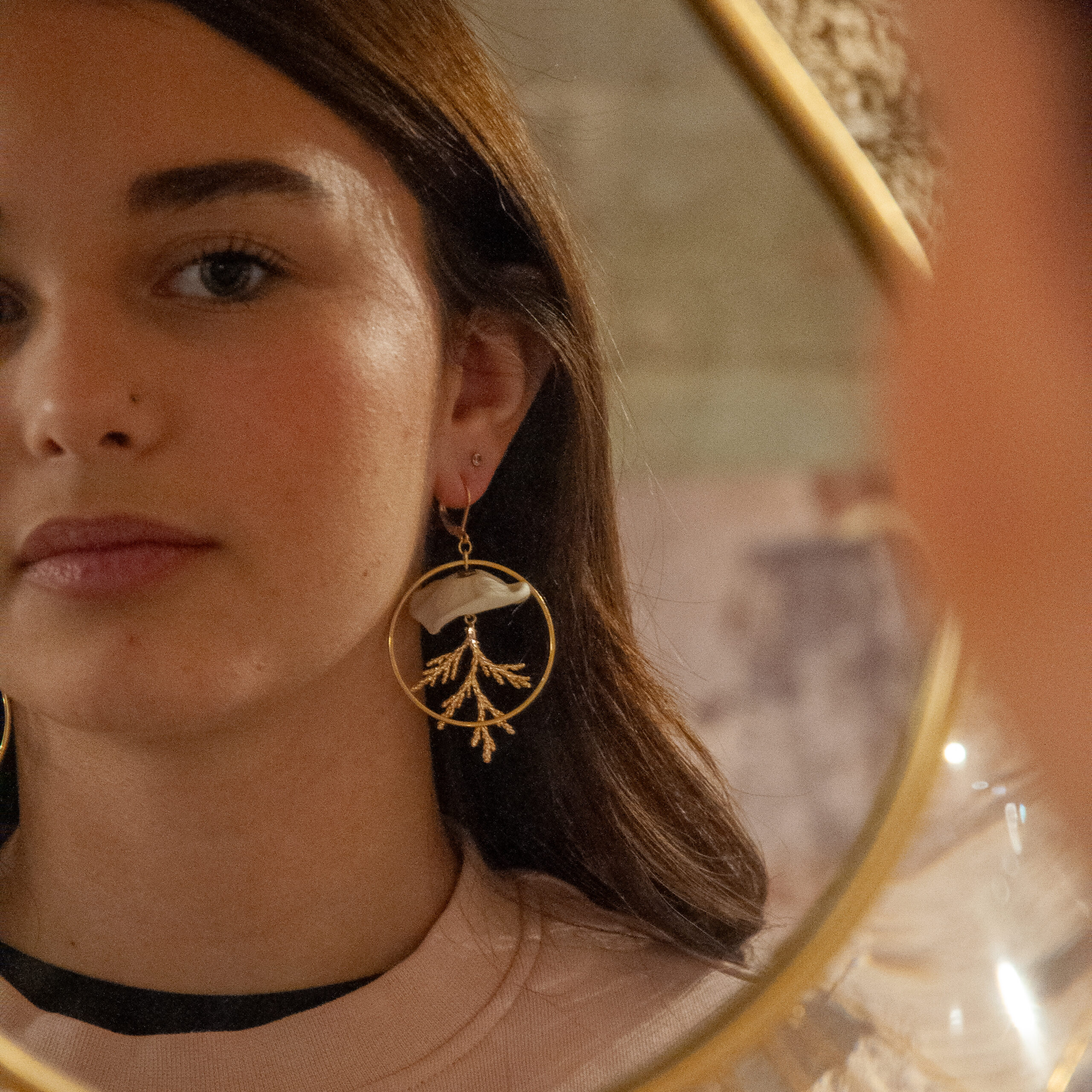 Créoles porcelaine, bijoux en porcelaine, accessoires de mode, poétique, terre et mer, boucles d'oreilles blanches, bijoux artisanaux, mode éthique, mariage, bijou romantique, bijou bohème, bijou intergénérationnel