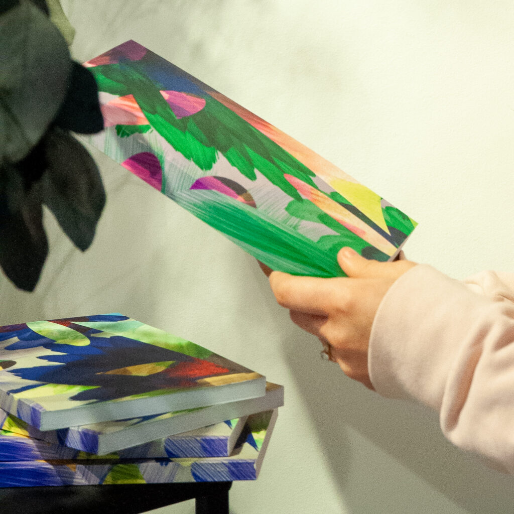 Créatrice de bijoux artisanaux et personnalisés en Occitanie, Gard, St-Quentin-La-Poterie. Gérante de la galerie d'art Label LN.