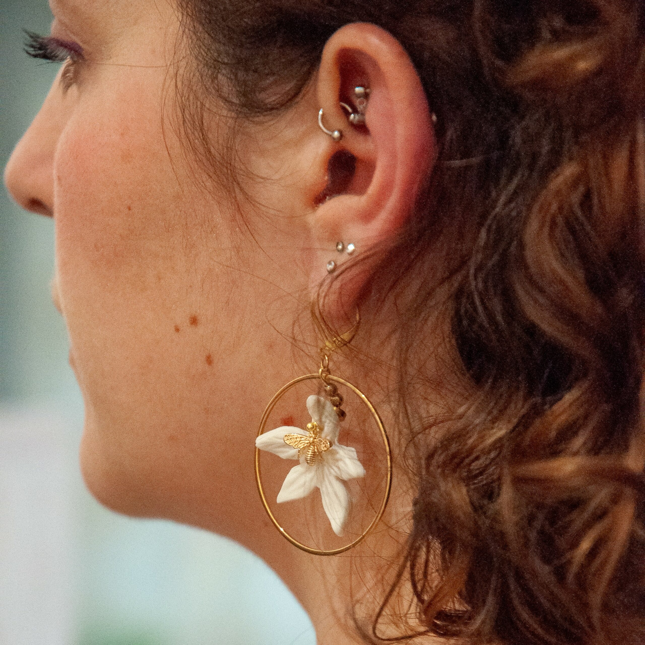 Créoles l&rsquo;abeille et la fleur de porcelaine